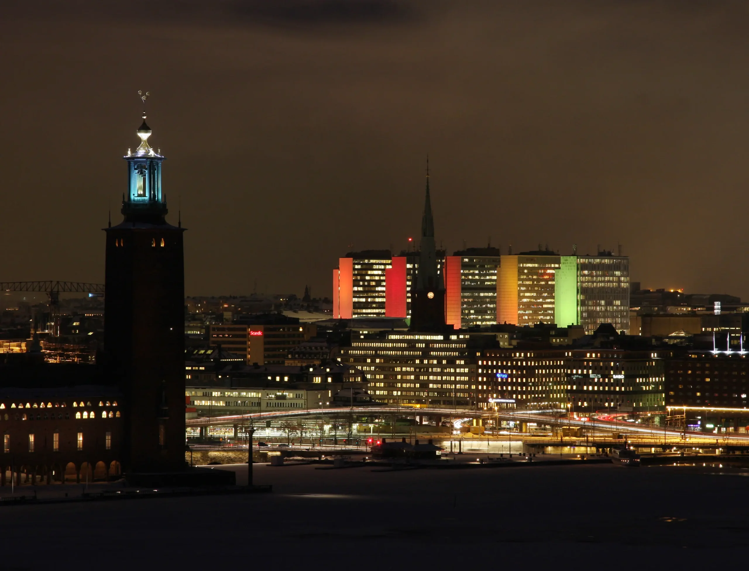 Hötorgsskraporna. Illuminationen av Stockholms framstående landmärke gavs genom Laddat Ljus idé och genomfördes av oss första gången vid sekelskiftet.